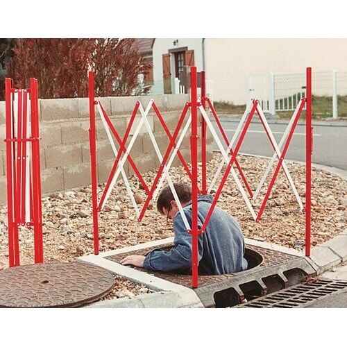 Ausziehbare Schachtabsperrung, Baustellenabsicherung, Stahl, ausziehbar, minimaler Platzbedarf, 4er-Pack, 1.150 mm (H), 1 qm Bodenbereich, rot-weiß