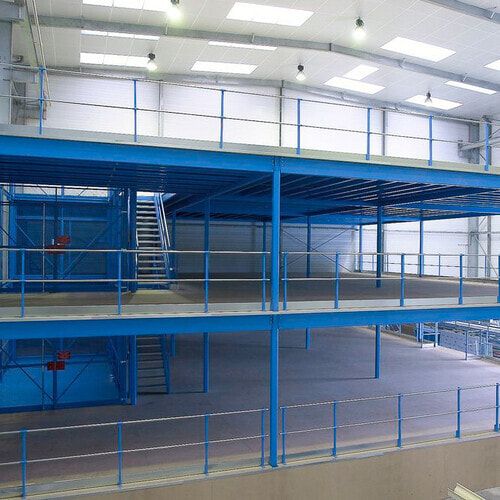 Lagerbühne - 2.100 x 10.000 x 10.000 mm (HxBxT) - 250 kg/qm - mit Böden - Perlweiß (RAL 1013)