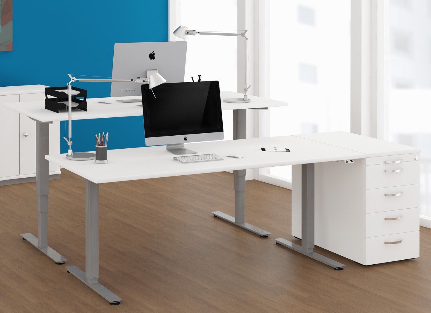 Eckschreibtisch, Ecke links, Elektro Pro+, elektronisch höhenverstellbar, 625-1.285 x 1.600 x 1.000 mm (HxBxT), Gestell silber, Dekor Ahorn