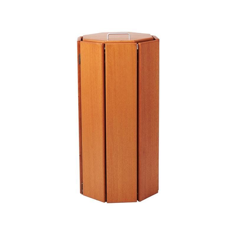 Abfallbehälter, Tropenholzlatten, Eiche hell, Volumen 50 l, Deckel mit Aluminiumgriff, 938 mm hoch, Durchmesser 470 mm, auf Bodenplatten