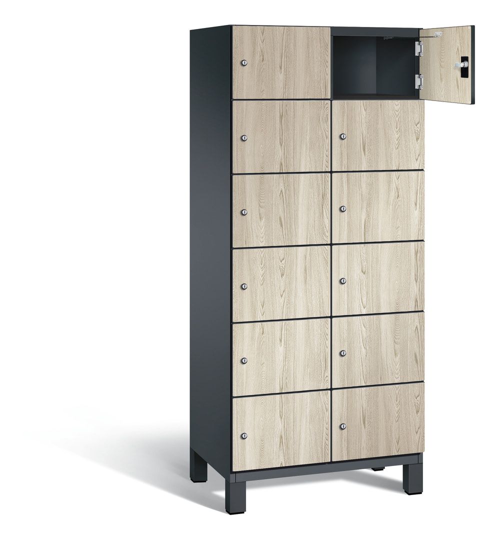 Fächerschrank, Stahlschrank, 12 Fächer, Türöffnungsbegrenzer, Füße, 1.980 x 800 x 525 mm, Korpus anthrazitgrau, Dekorfront HPL Donau-Ahorn