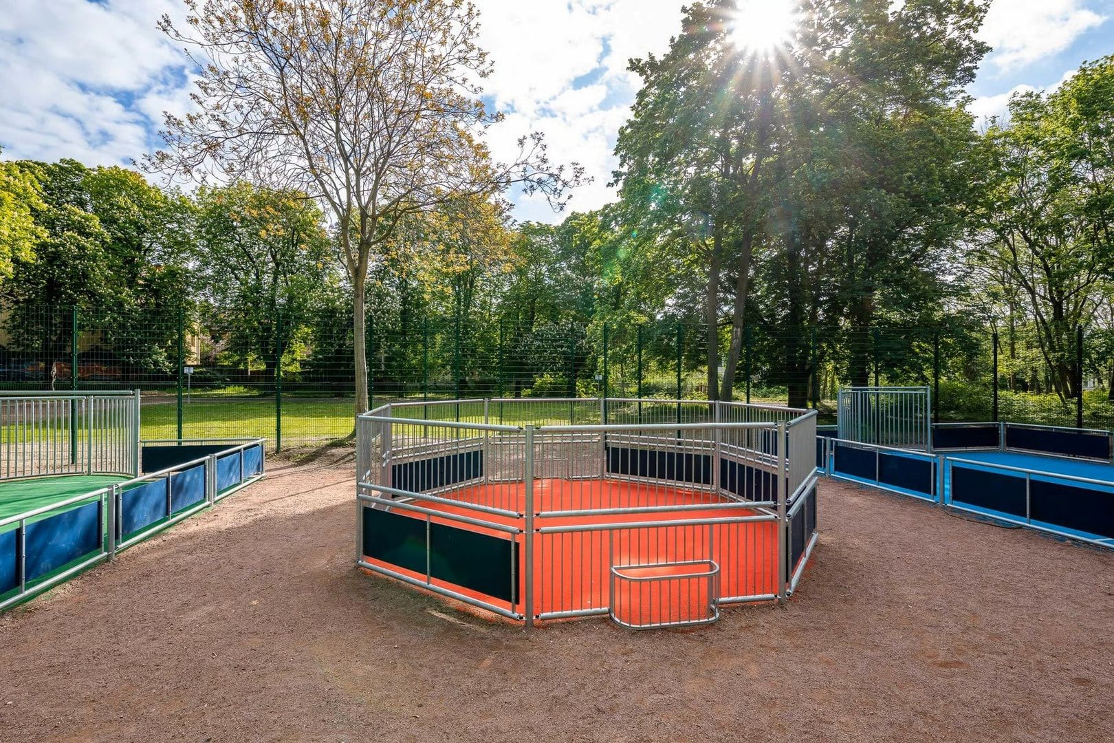 Panna Multisportarena, 2m Höhe, vandalismussicher, Karbonstahl, Hockey Eingang, ab 3 Jahre, 2.030 x 6.330 x 6.930 mm (HxBxT), Farbe Metallgrau
