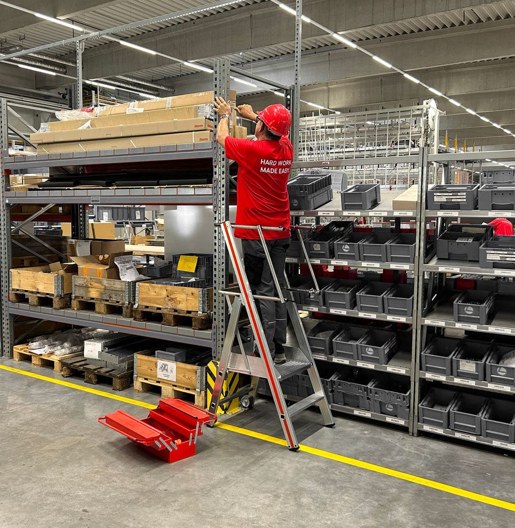 Plattformleiter mit kurzem Handlauf, Absturzsicherung, 2 Kipprollen, Rutschhemmung R11, Leiterlänge 1.610 mm, 2 Stufen, Traglast 150 kg, Hymer