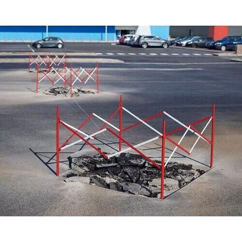 Ausziehbare Schachtabsperrung, Baustellenabsicherung, Stahl, ausziehbar, minimaler Platzbedarf, 4er-Pack, 1.150 mm (H), 1 qm Bodenbereich, rot-weiß