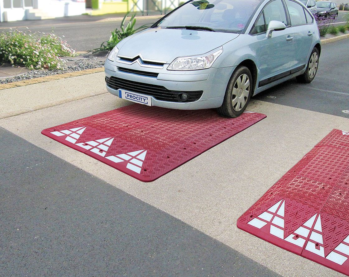 Fahrbahnschwelle rot - 65 x 1.800 x 3.000 mm (HxBxT) - 6 Teile mit Verbindungselementen und Reflektionsdreiecken
