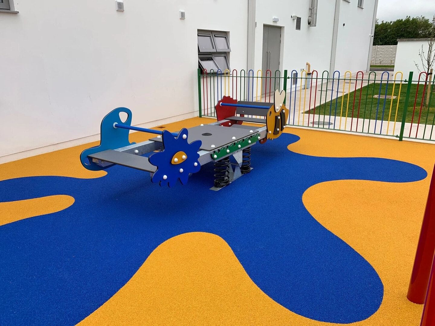Sechser-Wippe, EcoCore(TM), Hochdrucklaminat, korrosionsbeständig, Rückenstütze, Fußstütze, ab 3 Jahre, 10 Nutzer, 1.090 x 3.280 x 1.080 mm (HxBxT)