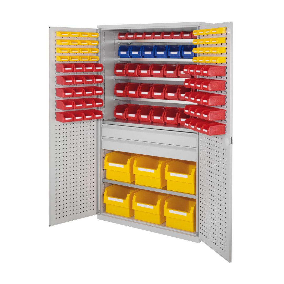 Magazinschrank - 116 Sichtlagerkästen - Loch-/Schlitzplatten Türen - 2 Schubladen - 6 Böden - 1.950 x 1.130 x 590 mm (HxBxT) - lichtgrau