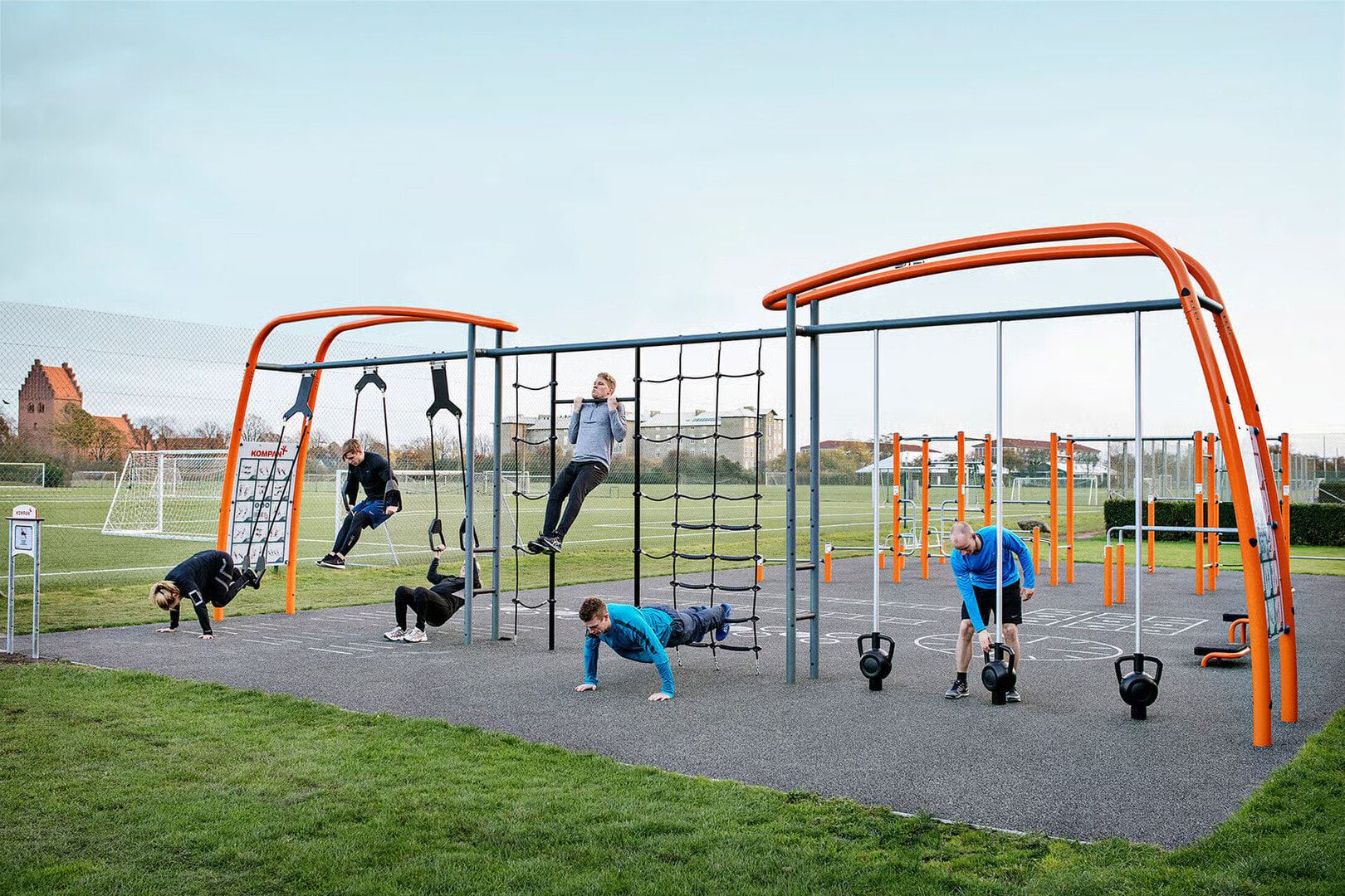 Crosstraining Pro Combi, 10 Nutzer, zahlreiche Übungen, Magnetic Bells, Klimmzugstange, Street Workout, 3.340 x 1.060 x 1.050 mm (HxBxT), Grau