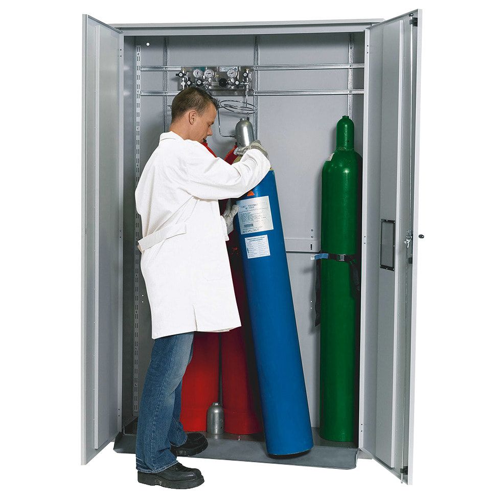 Druckgasflaschenschrank für Außenbereich, Edelstahlsockel, 5 Flaschenplätze, Türen mit Klappfenster, 2.149 x 1.356 x 400 mm (HxBxT), Farbe lichtgrau