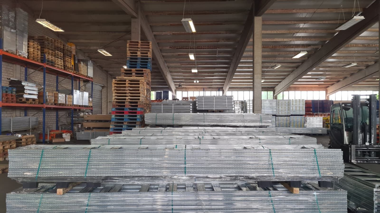 Gebrauchtes Fachbodenregal - ca. 2.500 x 9.051 x 600 mm (HxBxT) - Fachlast 150 kg - 6 Böden - beidseitig bedienbar