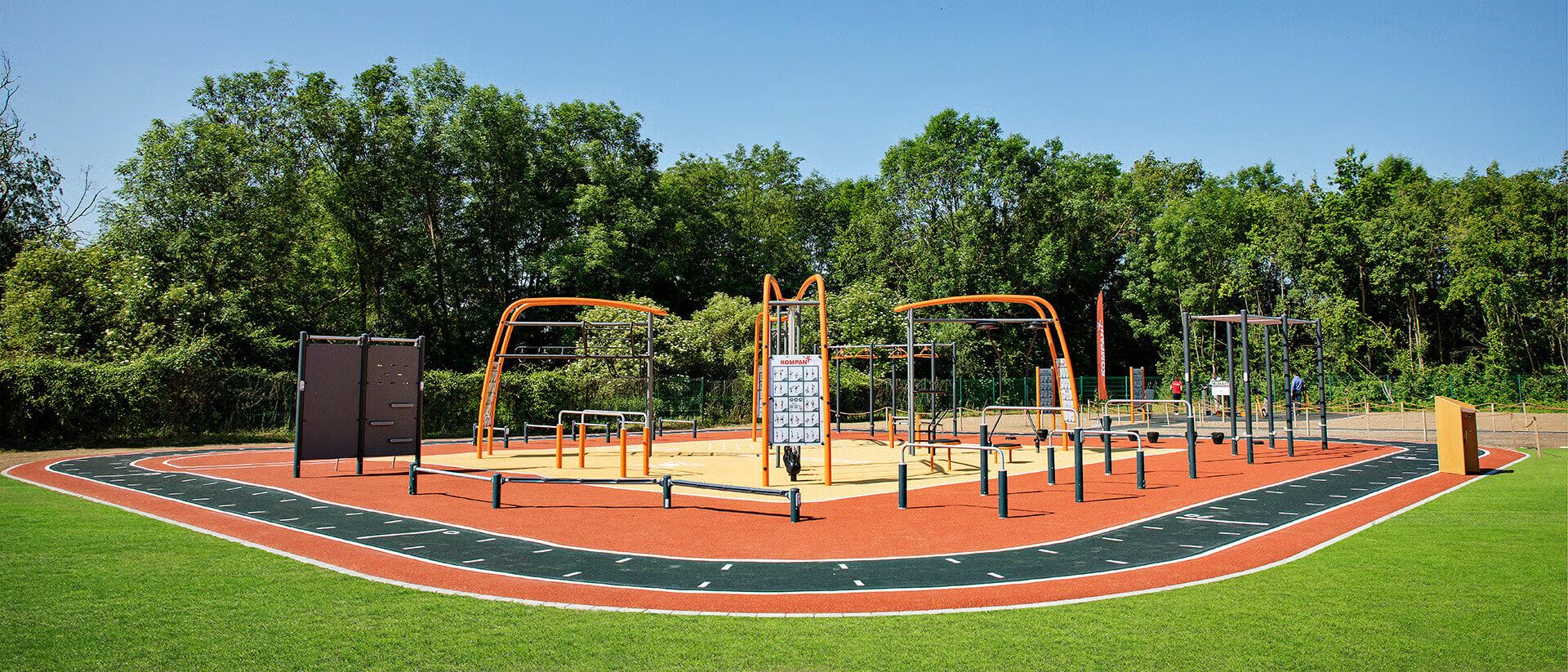 Schlingentrainer Pro, Fitnessanlage, 49 Übungen, Ergo-Griffe. Erklärschilder, pulverbeschichtet, 3 Nutzer, 3.340 x 1.060 x 3.900 mm (HxBxT), grau
