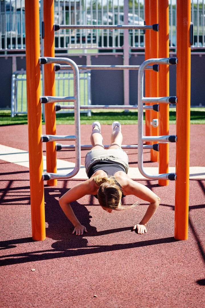 Push Up- und Pull Up-Station, 4 Höhen, Street Workout, Liegestütze, Klimmzüge, Fitness-App, pulverbeschichtet, 2.400 x 120 x 1.190 mm (HxBxT), Grau