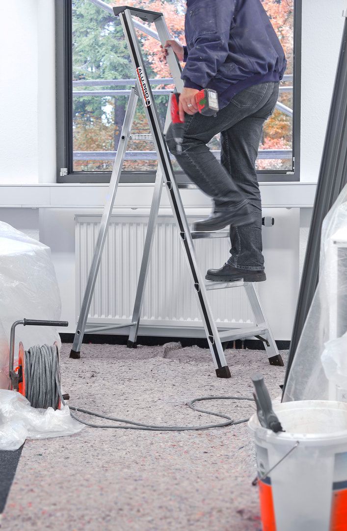 Aluminium Stufenstehleiter, Plattform, Rutschhemmung R11, Kunststoffablage, Eimerhaken, 1.390 x 415 mm (LxB), 3 Stufen, 4 kg, Stufentiefe 80 mm, Hymer