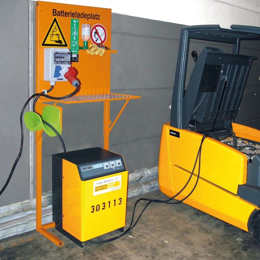 Batterieladeplatz, Typ BL1, 230 V, 16 A, lackiert, mit Augenspülflasche, Fehlerstrom-Schutzeinrichtung, höhenverstellbar, 2 Schuko-Steckdosen