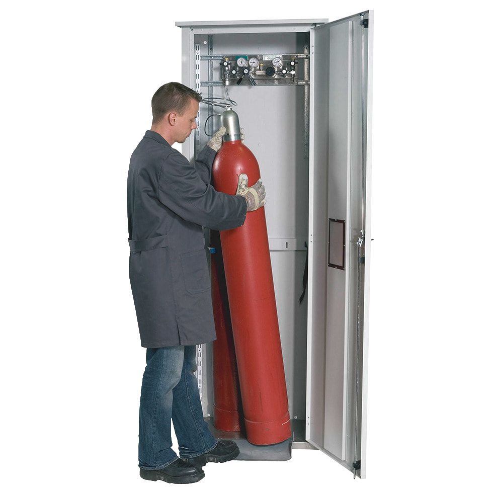 Druckgasflaschenschrank für Außenbereich, Edelstahlsockel, 2 Flaschenplätze, Tür mit Klappfenster, 2.149 x 706 x 400 mm (HxBxT), Farbe lichtgrau