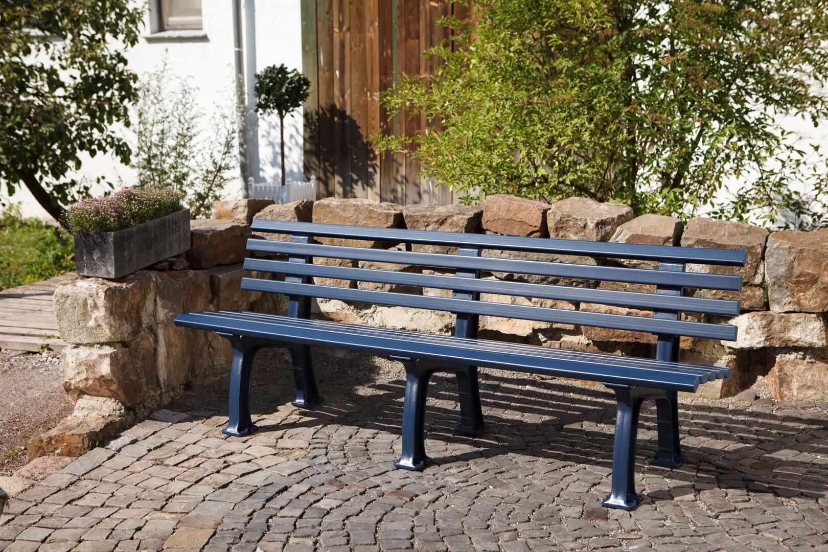 Parkbank, Gartenbank, 4-Sitzer, Kunststoff Sitzleisten, mit Rückenlehne, 740 x 2.000 x 540 mm (HxBxT), Farbe blau