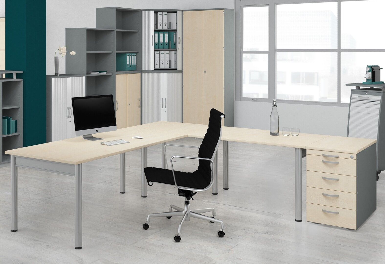 Eckschreibtisch, Ecke links, Füße einseitig verkürzt, 4-Fuß Pro, höhenverstellbar, 680-800 x 1.600 x 1.000 mm (HxBxT), Dekor Ahorn