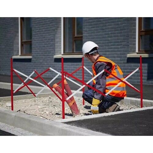 Ausziehbare Schachtabsperrung, Baustellenabsicherung, Stahl, ausziehbar, minimaler Platzbedarf, 4er-Pack, 1.150 mm (H), 1 qm Bodenbereich, rot-weiß