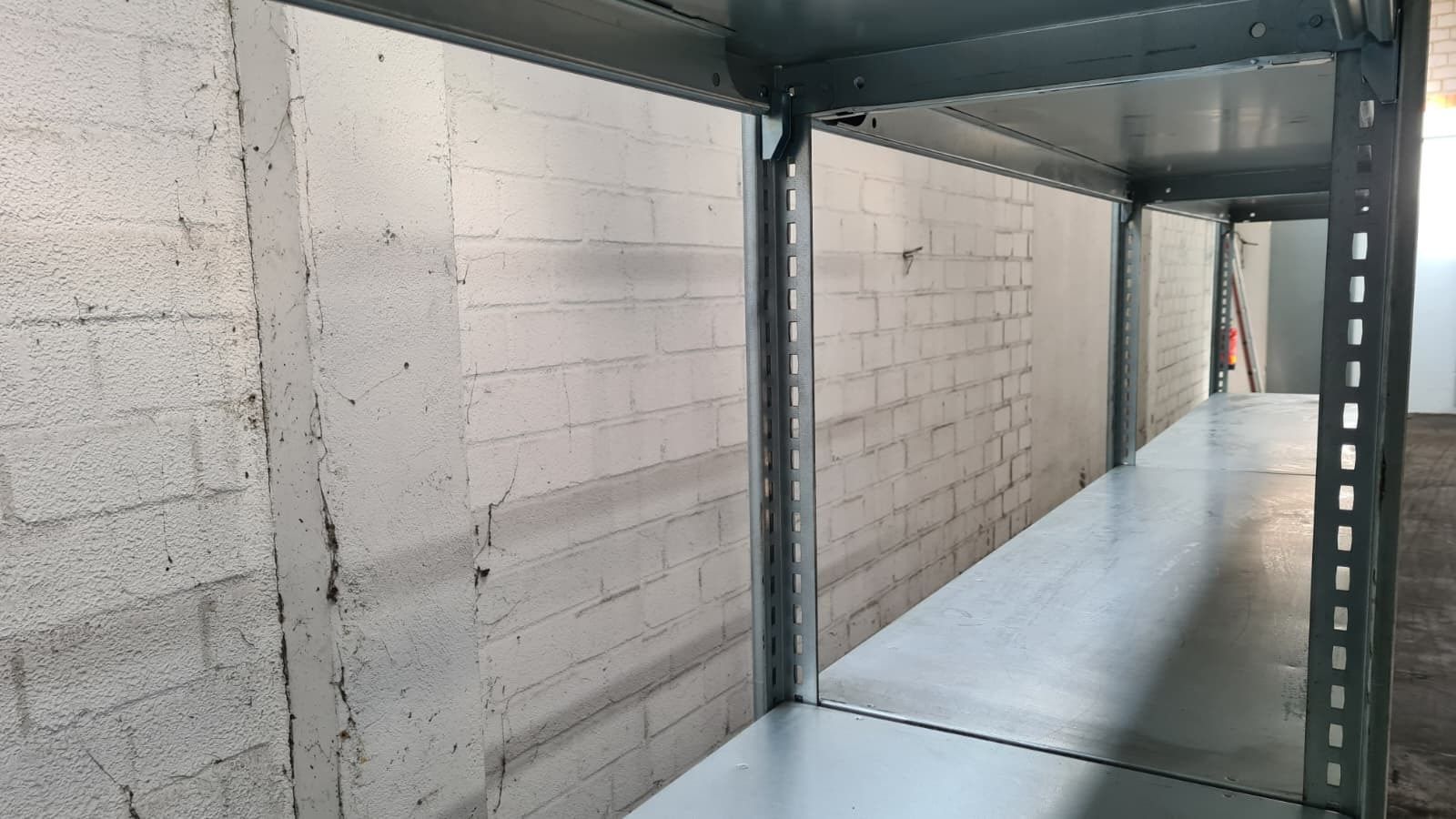 Gebrauchtes Fachbodenregal - ca. 2.500 x 9.051 x 600 mm (HxBxT) - Fachlast 150 kg - 6 Böden - beidseitig bedienbar