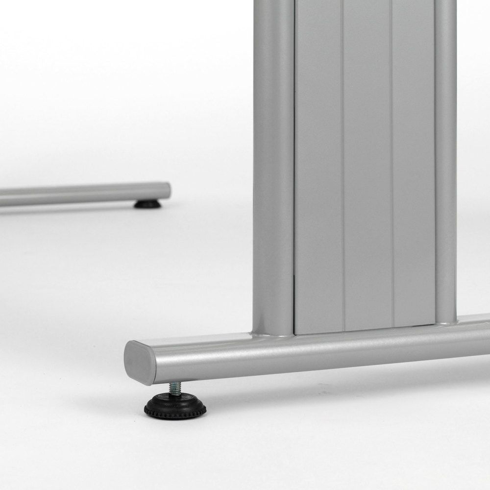 Eckschreibtisch, Bürotisch, Füße einseitig verkürzt, C-Fuß Flex, Ecke rechts, 720 x 1.800 x 1.000 mm (HxBxT), Gestell silber, Dekor Ahorn
