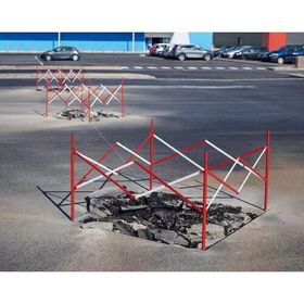 Ausziehbare Schachtabsperrung, Baustellenabsicherung, Stahl, ausziehbar, minimaler Platzbedarf, 4er-Pack, 1.150 mm (H), 1 qm Bodenbereich, rot-weiß