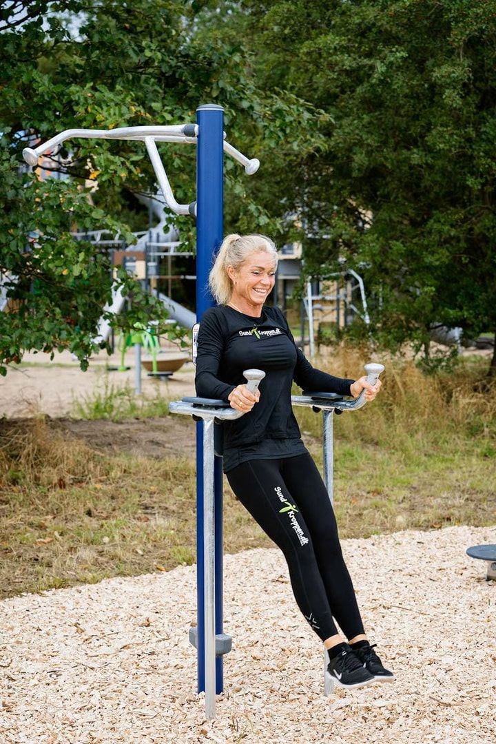 Leg Lift /Pull-Up Station, Stahlrohr, feuerverzinkt, rutschfest, Klimmzugstange, Infoschild, Fitness-App, Maße: 2.400 x 1.100 x 1.170 mm (HxBxT), grau