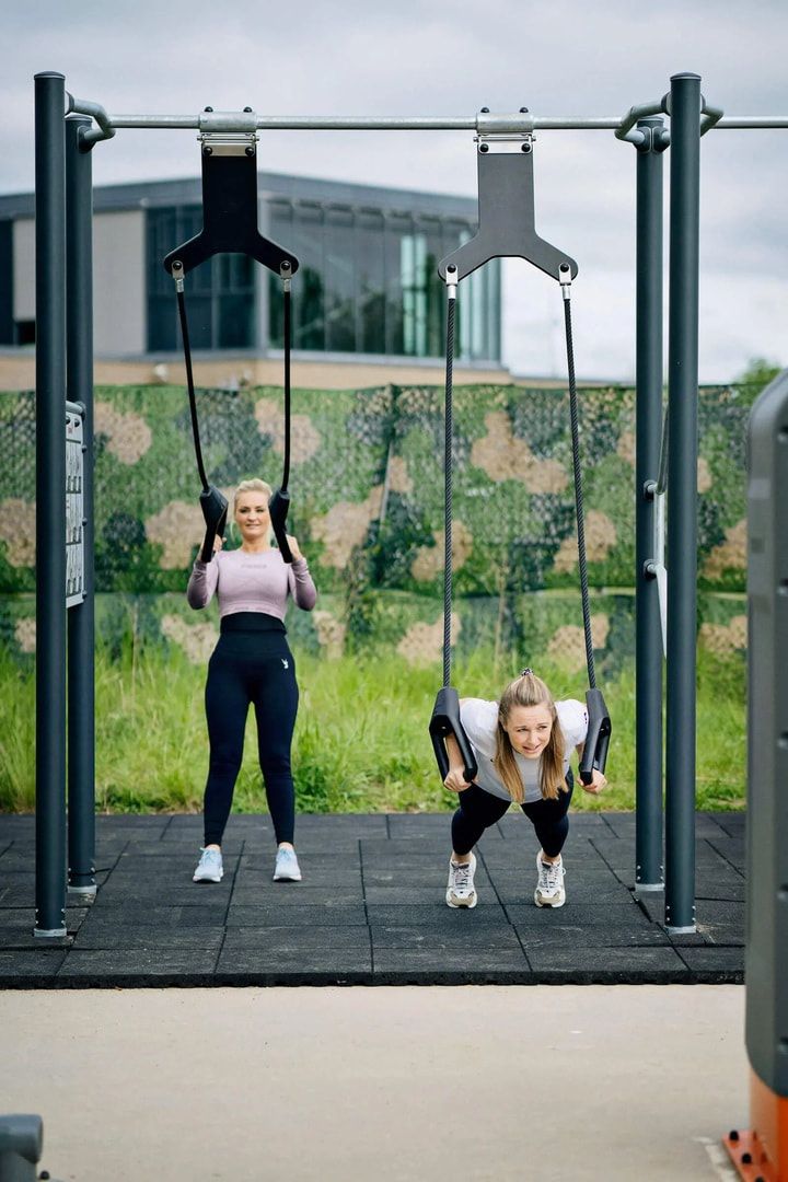Schlingentrainer Compact, Fitnessanlage, 49 Übungen, Polyurethan Griffe , innere Stahlseilverstärkung, pulverbeschichtet, APP, ab 13 Jahre, Grau