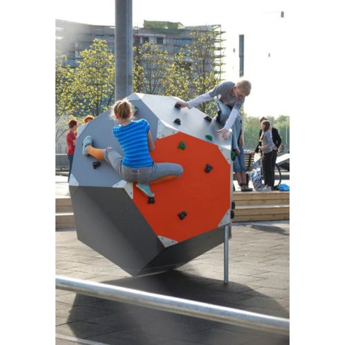 Kletterwürfel, Klettergriffe, schräge Panels, Kletterstollen, recyceltes Material, für ca.8 Nutzer, Maße 2.050 x 2.150 x 1.830 mm (HxBxT), mehrfarbig