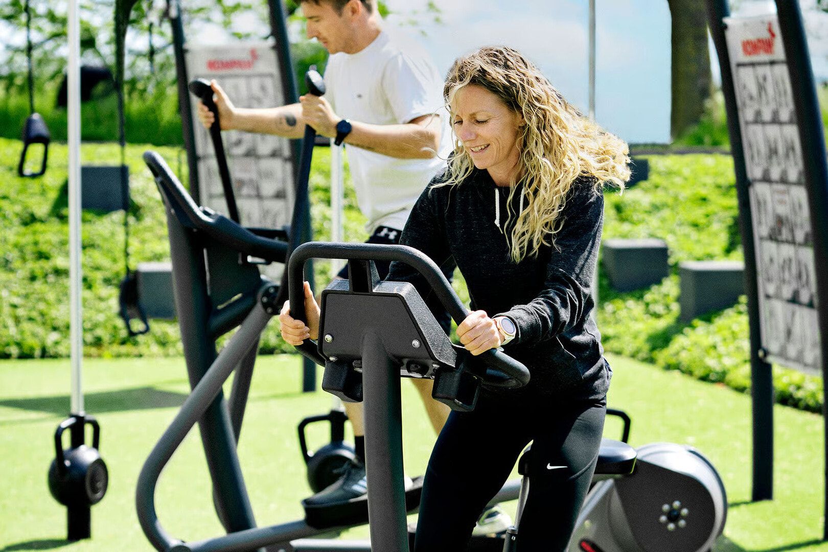 Crosstrainer Pro Touchscreen, Ausdauer, Gesäßmuskel, Bluetooth, 7 Zoll LCD Farbtouchscreen, Elektromotor, Maße: 1.750 x 830 x 1.790 mm (HxBxT), Orange