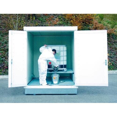 Isolierter Gefahrstoffcontainer - 2.650 x 2.100 x 2.170 mm (HxBxT) - Auffangvolumen 1.040 l - mit Sensorlüfter - asymmetrische Doppelflügeltür