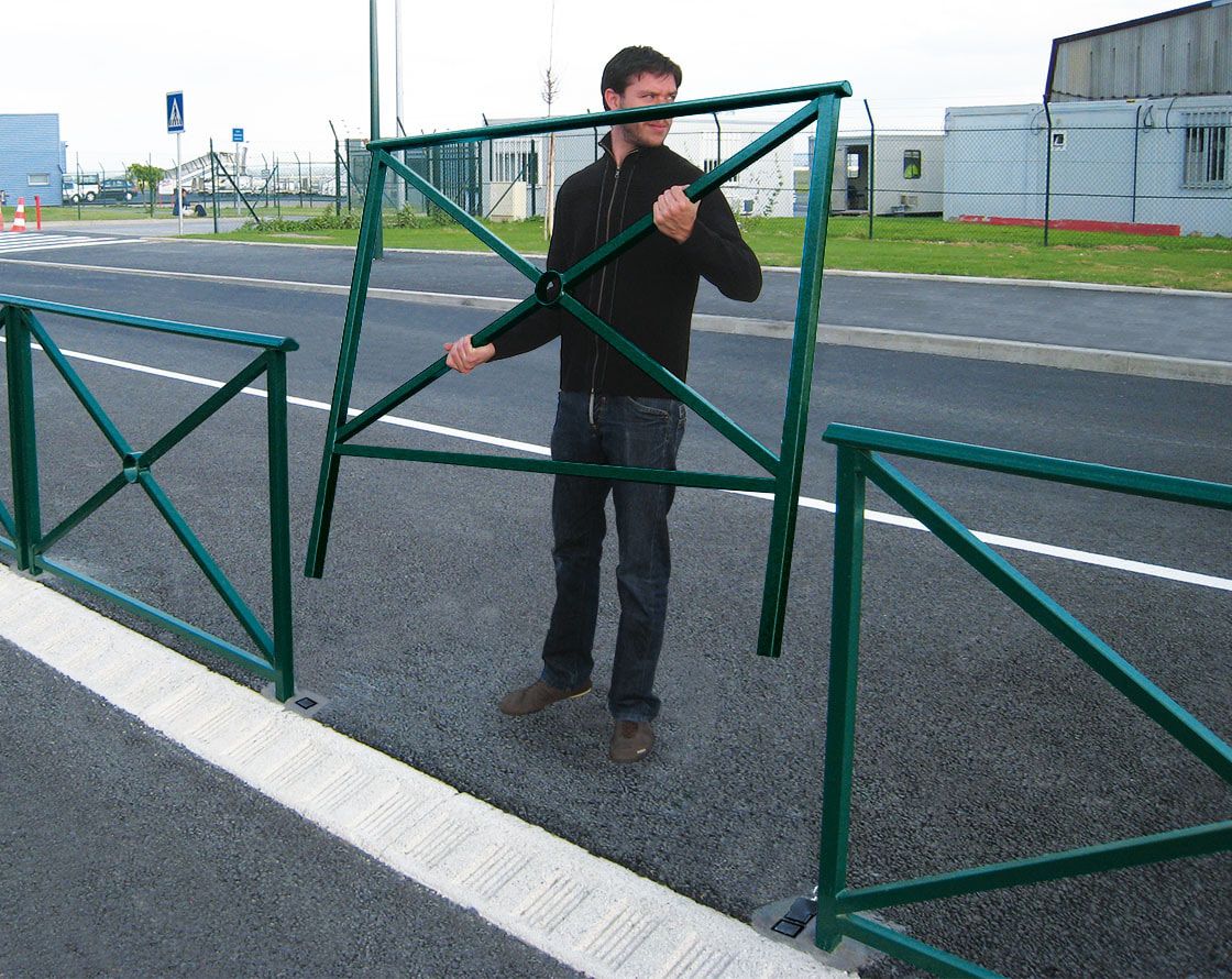 Geländer Kreuz und Kreis - 1.000 x 1.500 mm - flacher Handlauf - Farbe enzianblau - Außengeländer Systemgeländer