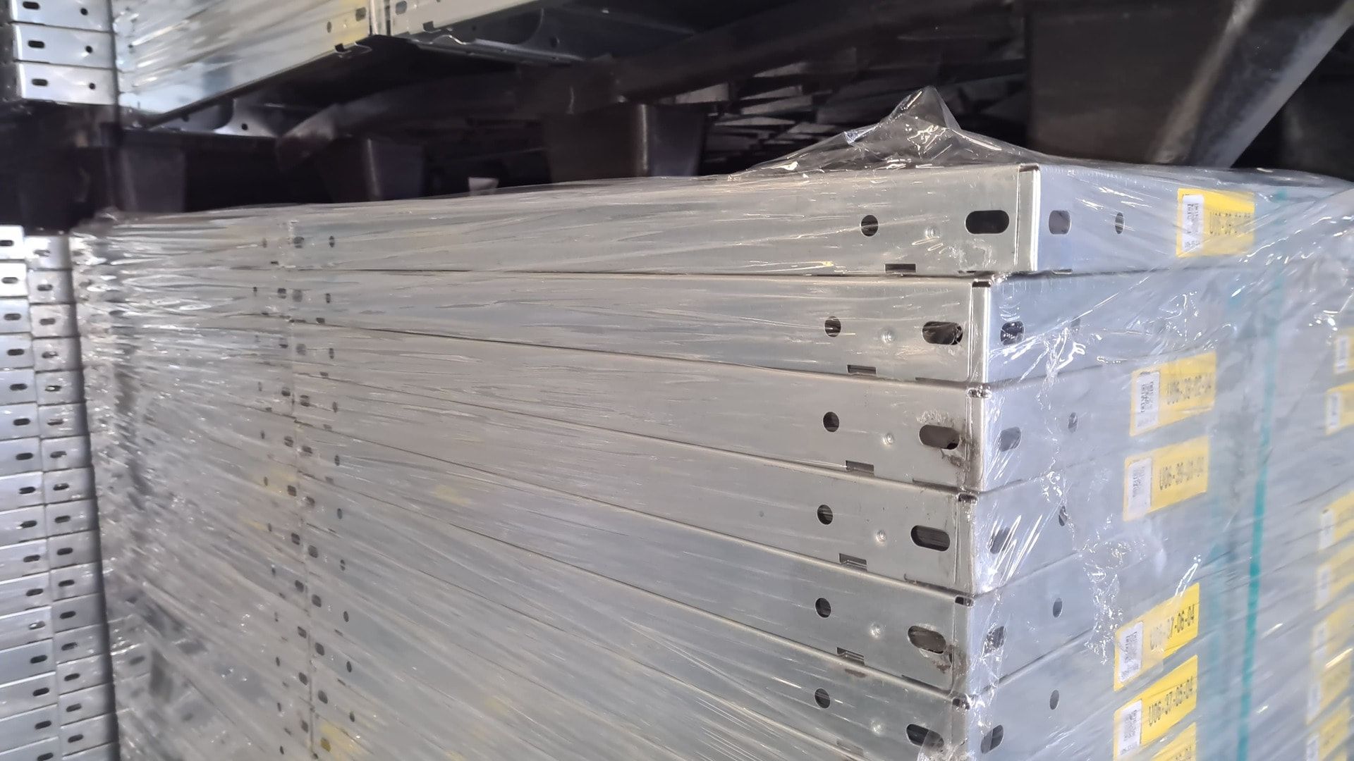 Gebrauchtes Fachbodenregal - ca. 2.500 x 9.051 x 600 mm (HxBxT) - Fachlast 150 kg - 6 Böden - beidseitig bedienbar