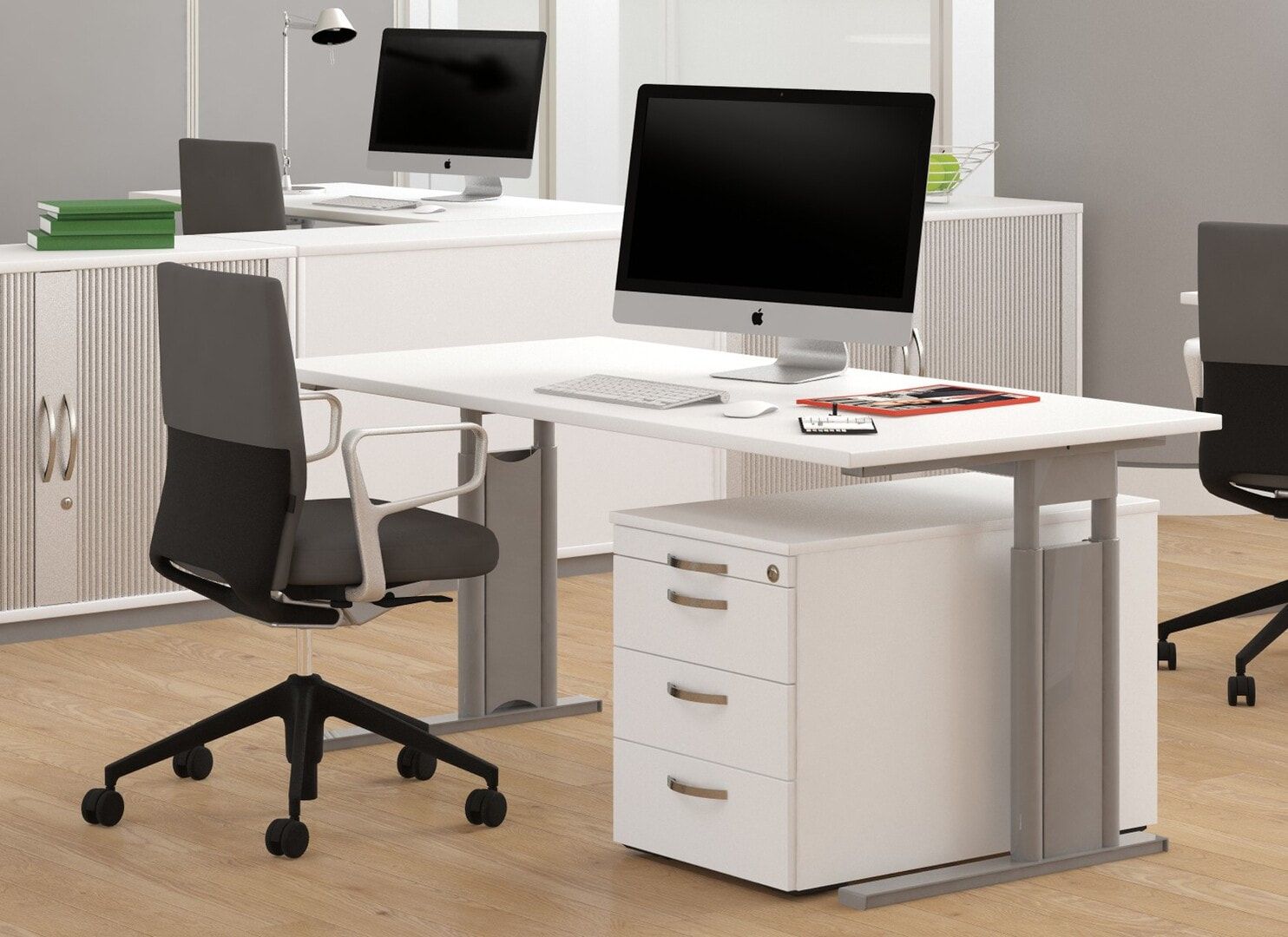 Eckschreibtisch, Ecke links, Füße einseitig verkürzt, C-Fuß Pro, höhenverstellbar, 680-820 x 1.600 x 1.200 mm (HxBxT), Dekor Ahorn