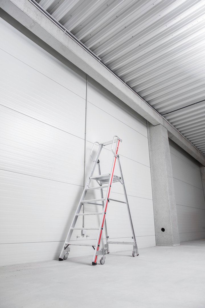 Plattformleiter mit kurzem Handlauf, Alu, vier schwenkbare Federrollen, Rutschhemmung R11, Leiterlänge 1.950 mm, 4 Stufen, Traglast 150 kg, Hymer