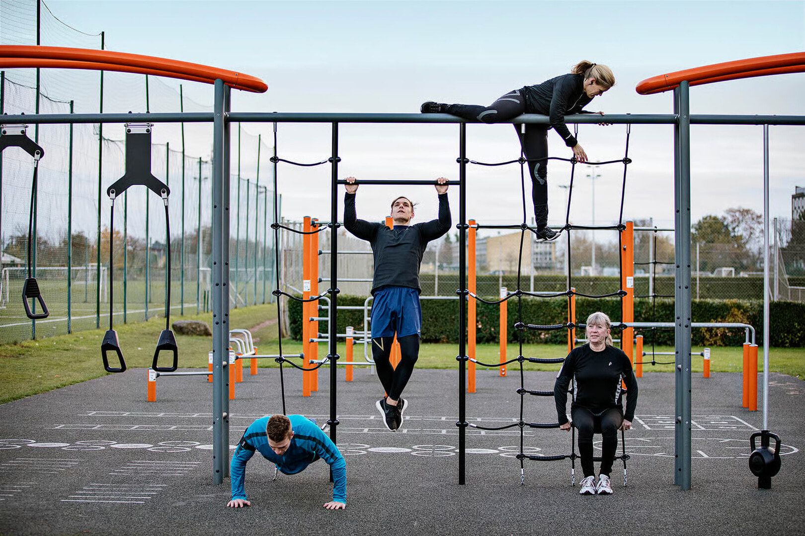 Crosstraining Pro Combi, 10 Nutzer, zahlreiche Übungen, Magnetic Bells, Klimmzugstange, Street Workout, 3.340 x 1.060 x 1.050 mm (HxBxT), Grau