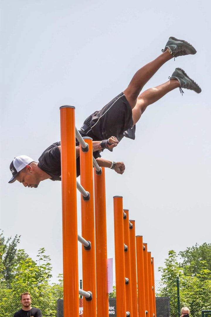 Pull-Up Station, Liegestütze Klimmzug, interaktiv, App, feuerverzinkt, Calisthenics, ab 13 Jahre, 2 Nutzer, 2.400 x 130 x 2.270 mm (HxBxT), Grau