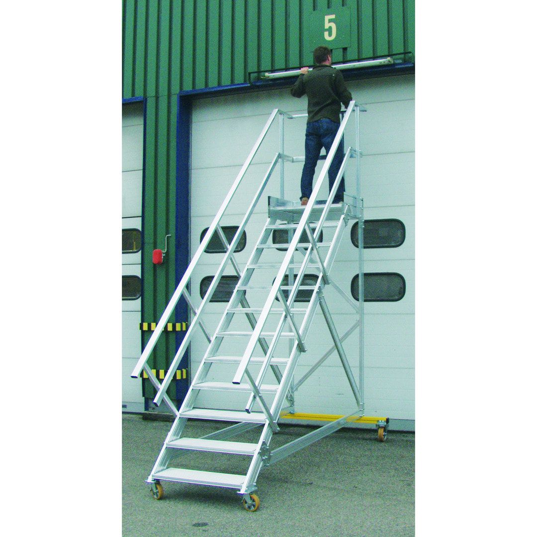 Fahrbare Podestleiter - Podesttreppe - 1.940 x 1.000 x 1.620 mm (HxBxT) - 10 Stufen 600 mm breit - Treppenneigung 45 Grad - Rollpodest - Aluminium
