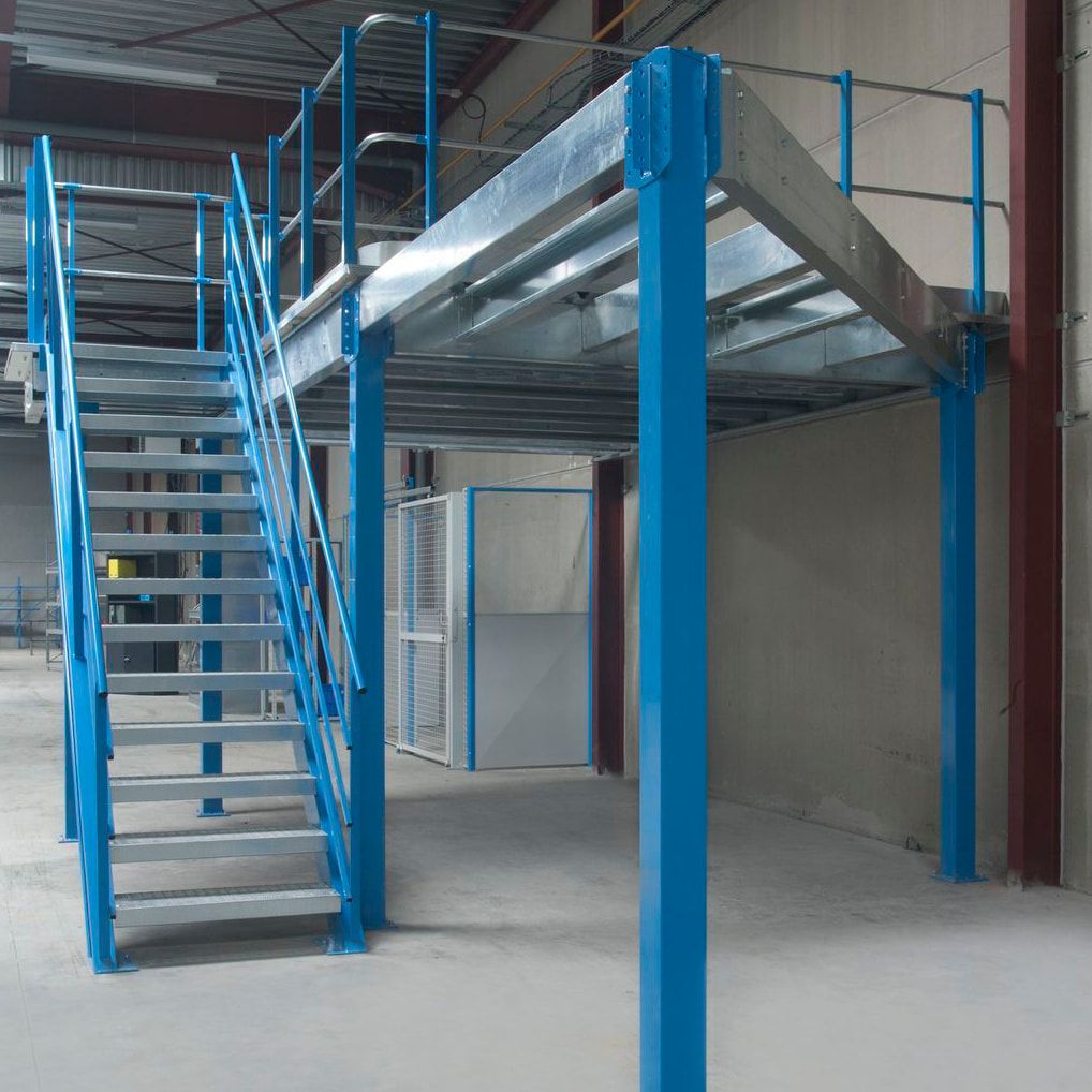 Lagerbühne - 2.100 x 10.000 x 10.000 mm (HxBxT) - 250 kg/qm - mit Böden - Perlweiß (RAL 1013)