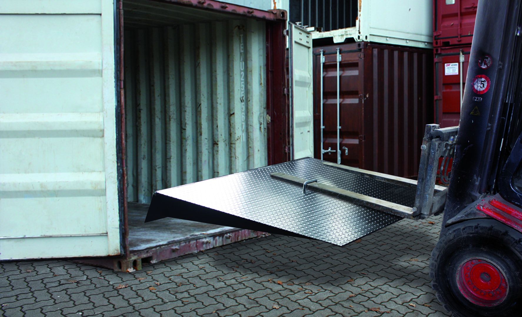 Auffahrrampe mit beweglicher Lippe - Für Seecontainer - 7500 kg Traglast