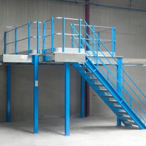 Lagerbühne - 2.100 x 10.000 x 10.000 mm (HxBxT) - 250 kg/qm - mit Böden - Perlweiß (RAL 1013)