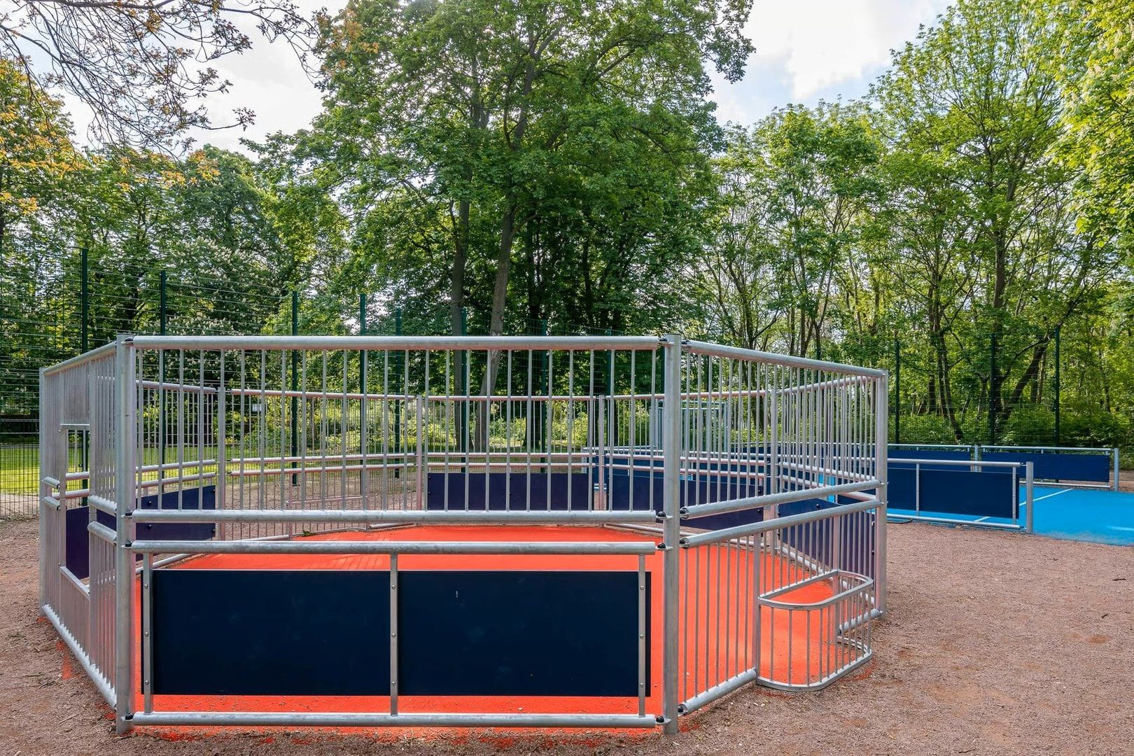 Panna Multisportarena, 2m Höhe, vandalismussicher, Karbonstahl, Hockey Eingang, ab 3 Jahre, 2.030 x 6.330 x 6.930 mm (HxBxT), Farbe Metallgrau