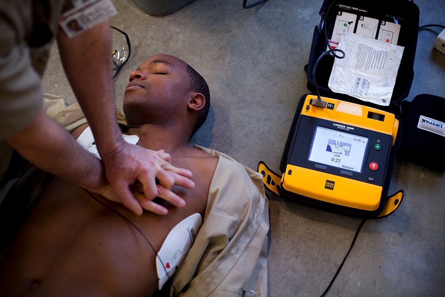 Stryker Defibrillator, AED, halbautomatisch, grafisches Display, Audioansagen, Bildschirmanweisungen, 87 x 234 x 277 mm (HxBxT), ca. 5 kg