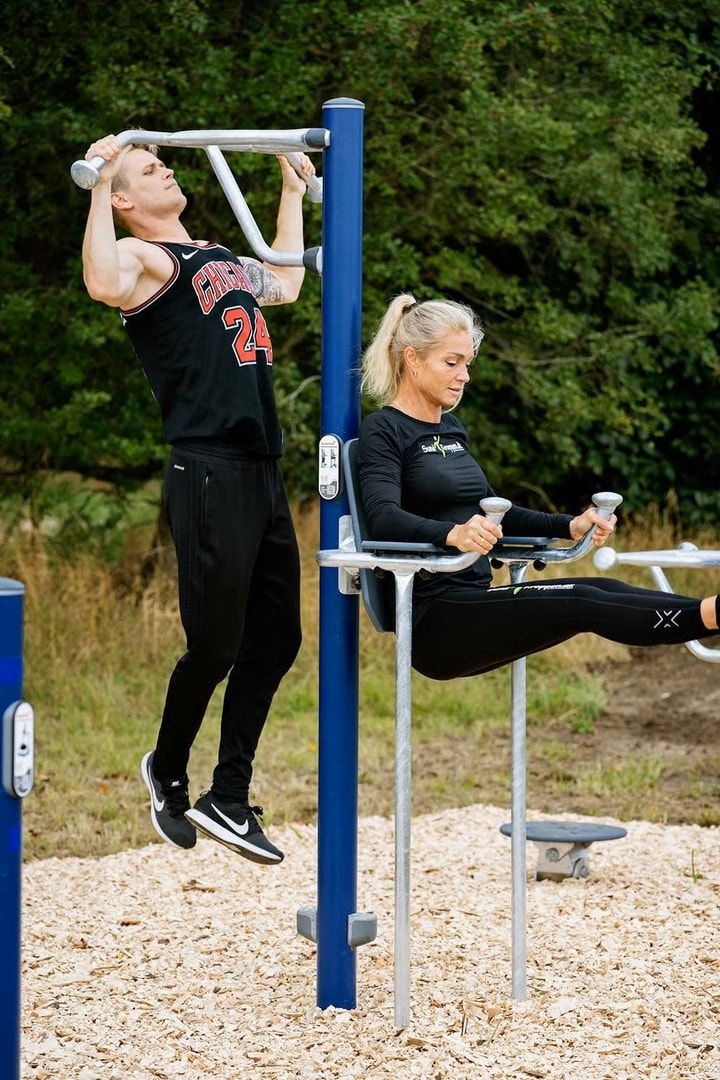 Leg Lift /Pull-Up Station, Stahlrohr, feuerverzinkt, rutschfest, Klimmzugstange, Infoschild, Fitness-App, Maße: 2.400 x 1.100 x 1.170 mm (HxBxT), grau