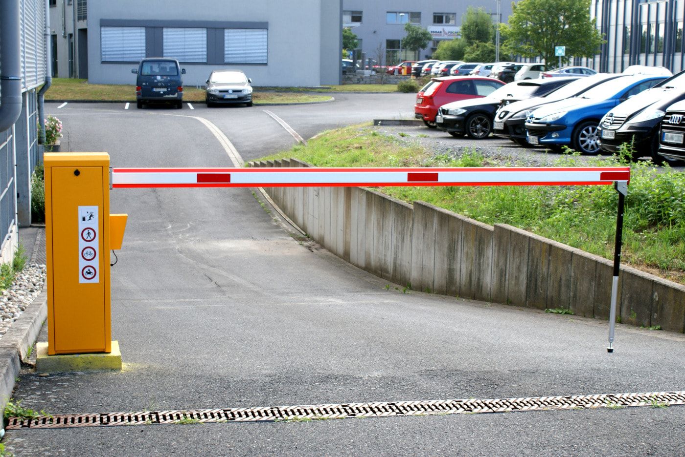 Elektrische Schranke, Wegsperre, Schlagbaum, Wegfahrsperre, Schrankenanlage, mit Pendelstütze, Fernbedienung, Sperrbreite 2.000 mm