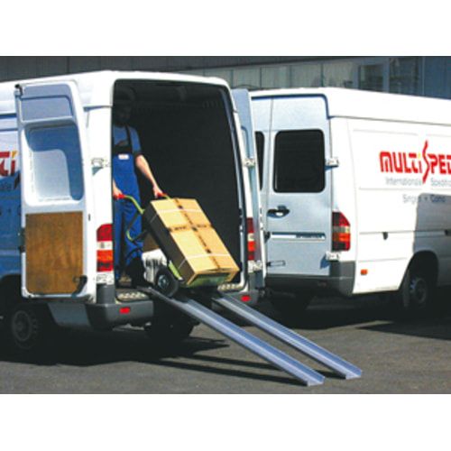 Alu-Verladeschienen mit Schutzrand, Set aus 2 Schienen, für luftbereifte Fahrzeuge, Breite 255 mm, Länge 2.000 mm