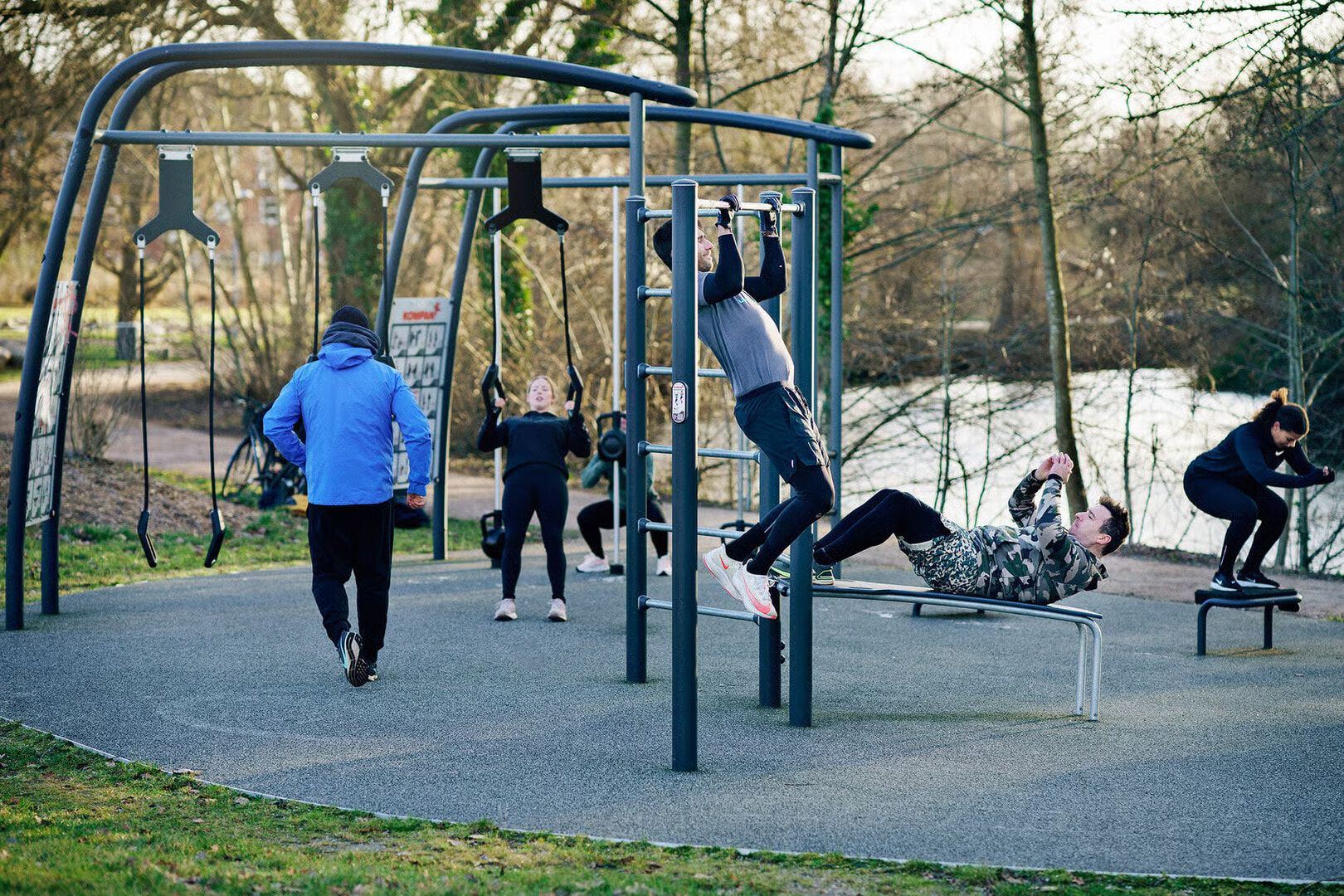 Crosstraining Pro Combi, 10 Nutzer, zahlreiche Übungen, Magnetic Bells, Klimmzugstange, Street Workout, 3.340 x 1.060 x 1.050 mm (HxBxT), Grau
