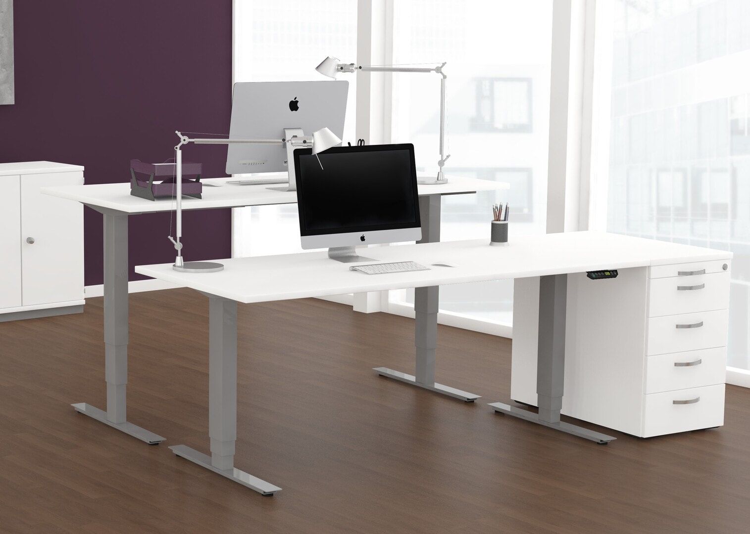 Eckschreibtisch, Ecke links, Elektro Pro+, elektronisch höhenverstellbar, 625-1.285 x 1.600 x 1.000 mm (HxBxT), Gestell silber, Dekor Ahorn