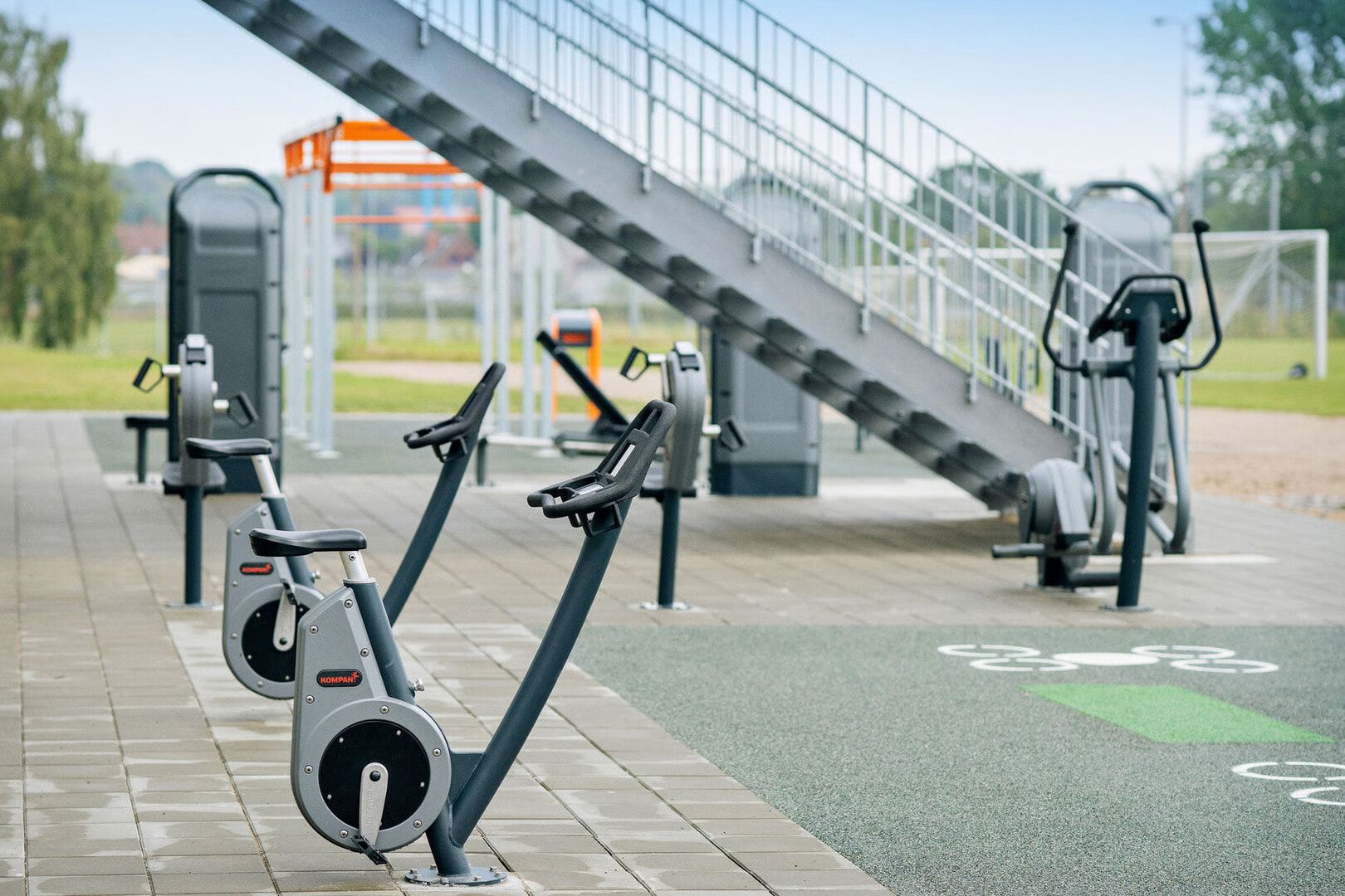 City Bike, Cardiobike, interaktiv, verstellbar auf 13 Sitzhöhen, Elektromotor, Edelstahlkurbel, Q-Faktor 175 mm, 1.380 x 510 x 970 mm (HxBxT), Grau