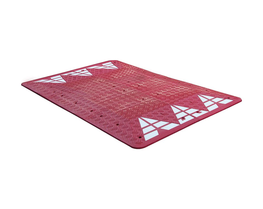 Fahrbahnschwelle rot - 65 x 1.800 x 3.000 mm (HxBxT) - 6 Teile mit Verbindungselementen und Reflektionsdreiecken