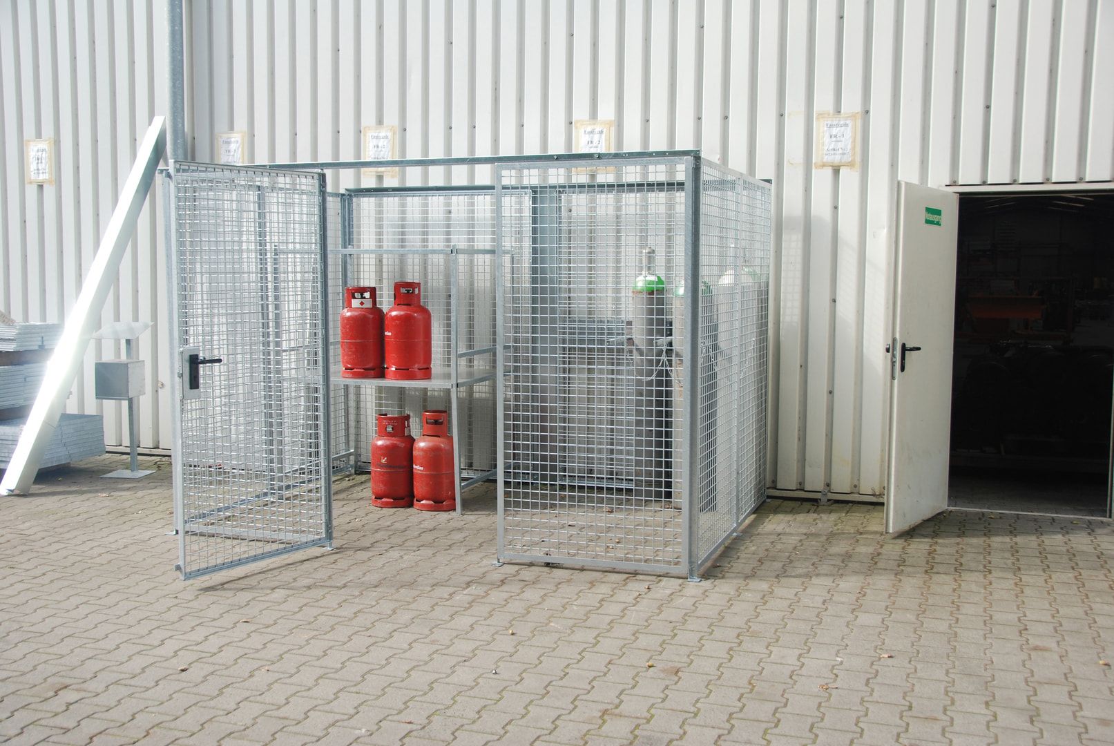 Gasflaschencontainer - für 104 220-mm-Flaschen - Doppelflügeltor - Dach